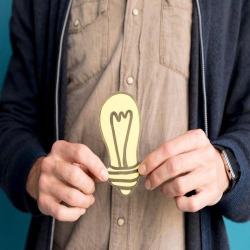 close-up-man-holding-idea-light © freepik close-up-man-holding-idea-light © freepik