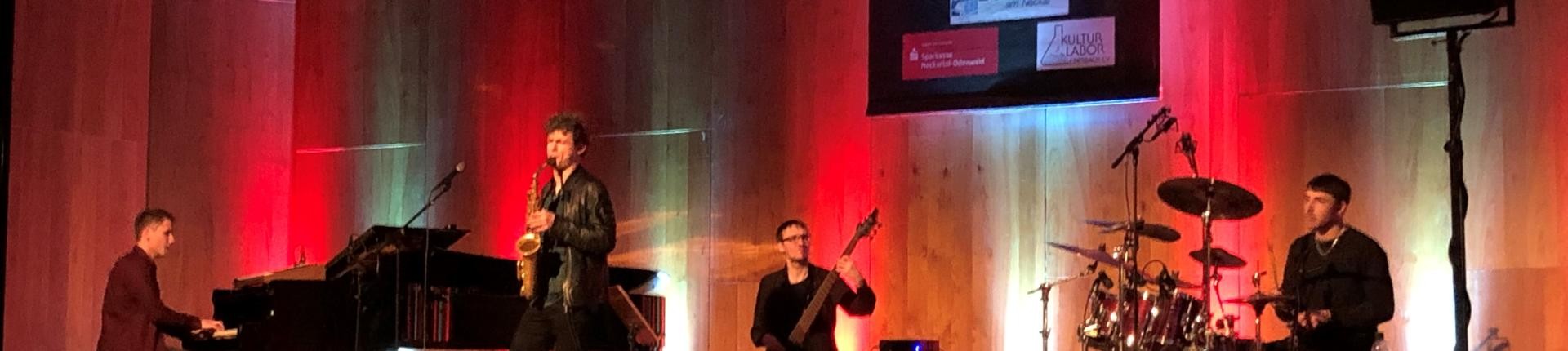 Wandergruppe im Wald, Foto: Andreas Held Wandergruppe auf Waldweg, Personen studieren eine Wanderkarte