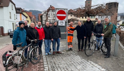 Bürgermeister Peter Reichert mit Mitgliedern der Arbeitsgruppe Mobilität nach der Montage des Schildes Bürgermeister Peter Reichert mit Mitgliedern der Arbeitsgruppe Mobilität nach der Montage des Schildes