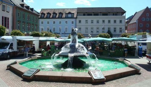 Wochenmarkt auf dem Leopoldsplatz Wochenmarkt auf dem Leopoldsplatz
