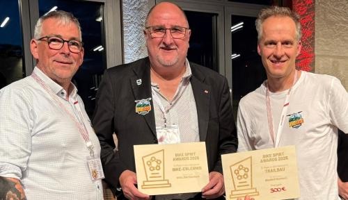 Bernhard Walter (Stadt Eberbach) flankiert von Sascha Walz und Timo Bracht (KCE) bei der Preisverleihung in Aalen Bernhard Walter (Stadt Eberbach) flankiert von Sascha Walz und Timo Bracht (KCE) bei der Preisverleihung in Aalen