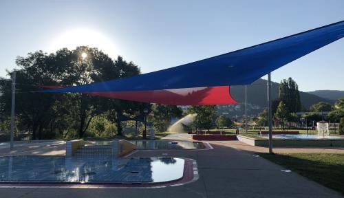 Die neu montierten Sonnensegel im Freibad Eberbach Die neu montierten Sonnensegel im Freibad Eberbach